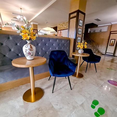 Hotel Yarus Plus Ploieşti Esterno foto