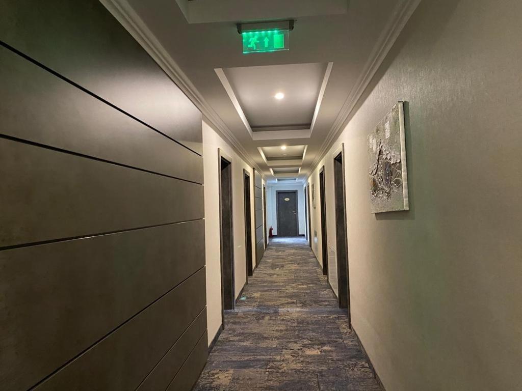 Hotel Yarus Plus Ploieşti Esterno foto