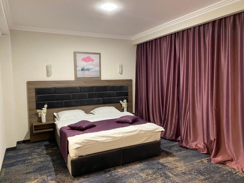 Hotel Yarus Plus Ploieşti Esterno foto