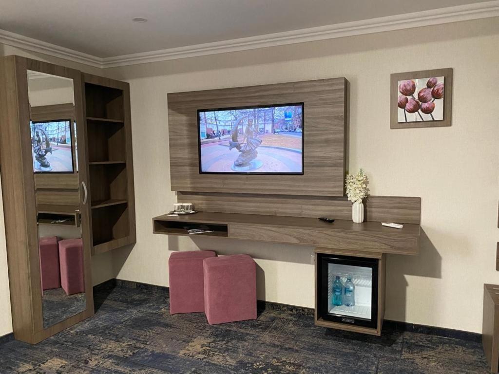Hotel Yarus Plus Ploieşti Esterno foto