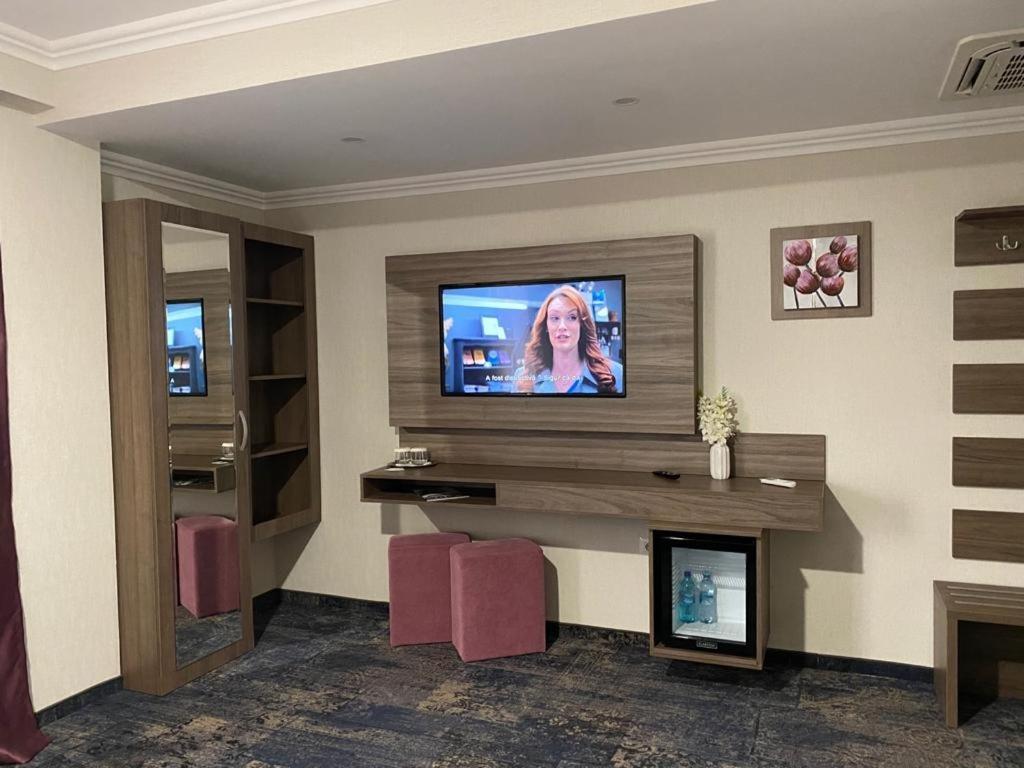 Hotel Yarus Plus Ploieşti Esterno foto