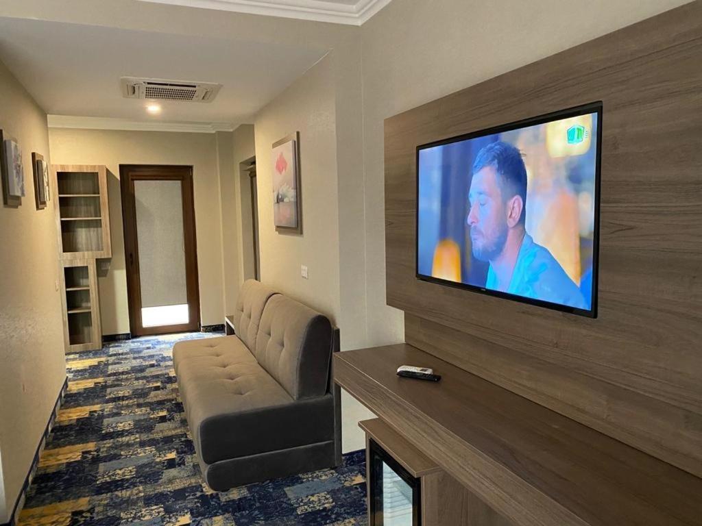 Hotel Yarus Plus Ploieşti Esterno foto