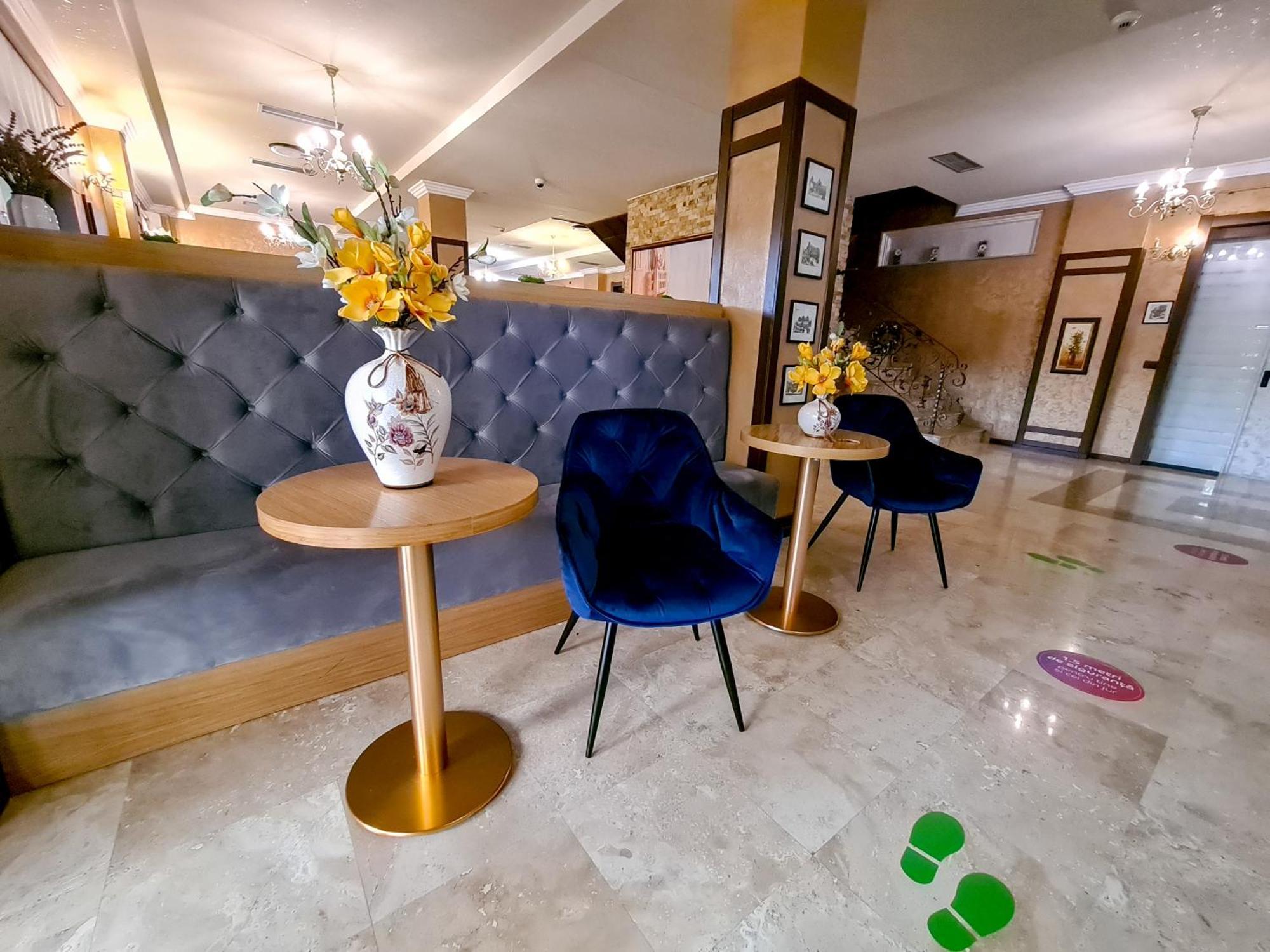 Hotel Yarus Plus Ploieşti Esterno foto