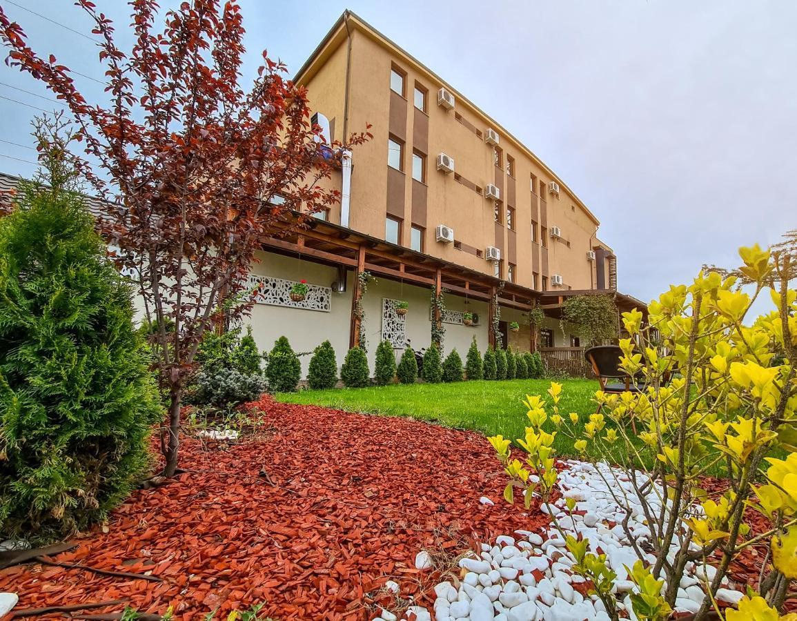 Hotel Yarus Plus Ploieşti Esterno foto