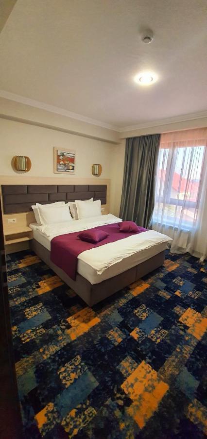 Hotel Yarus Plus Ploieşti Esterno foto