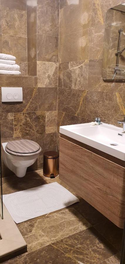 Hotel Yarus Plus Ploieşti Esterno foto