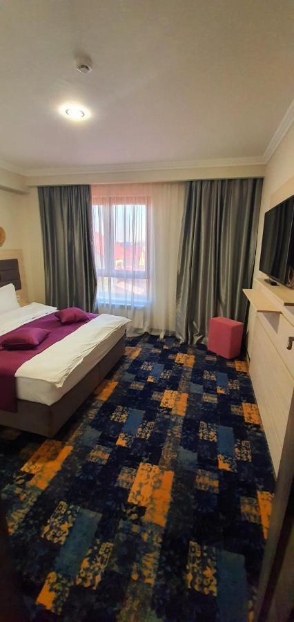 Hotel Yarus Plus Ploieşti Esterno foto