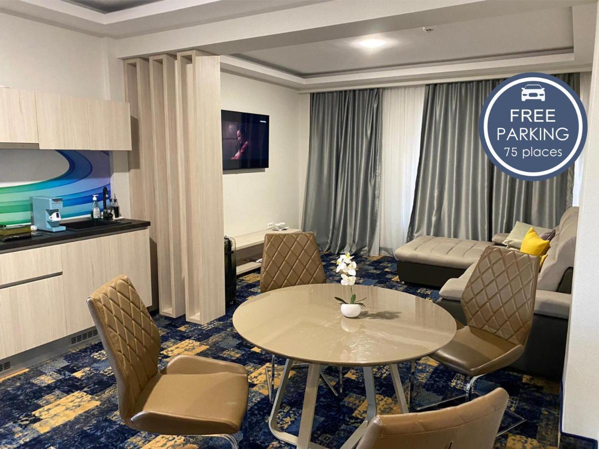 Hotel Yarus Plus Ploieşti Esterno foto