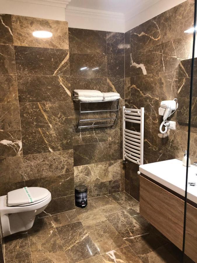 Hotel Yarus Plus Ploieşti Esterno foto
