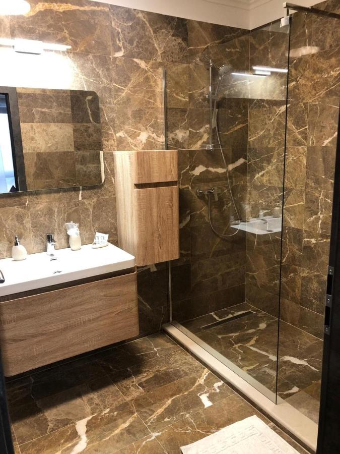 Hotel Yarus Plus Ploieşti Esterno foto