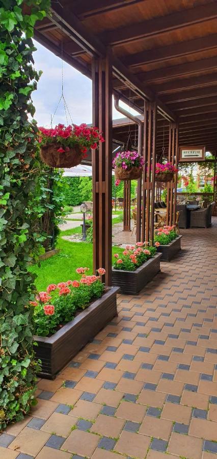 Hotel Yarus Plus Ploieşti Esterno foto
