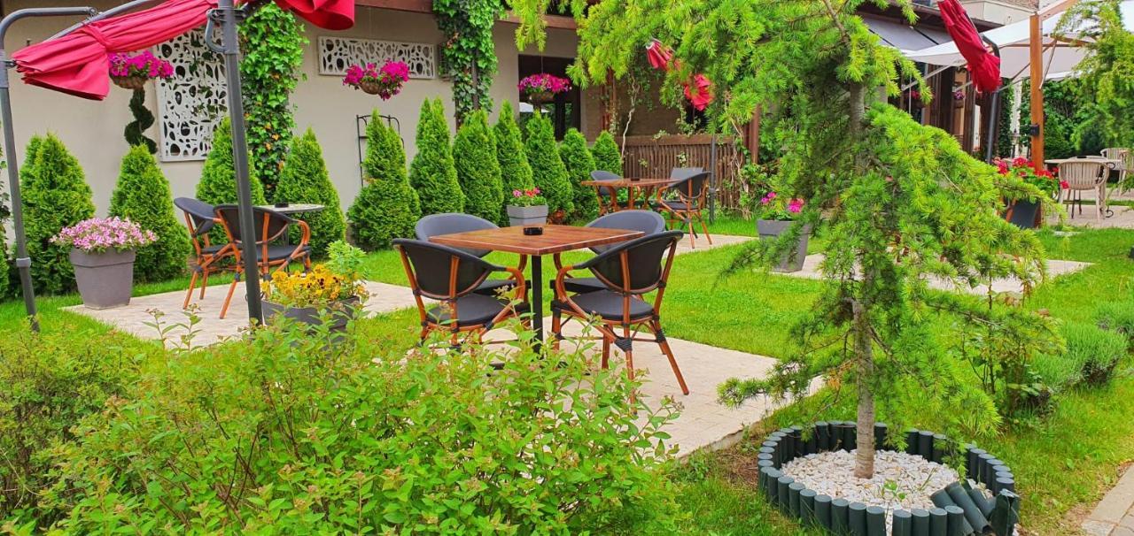 Hotel Yarus Plus Ploieşti Esterno foto