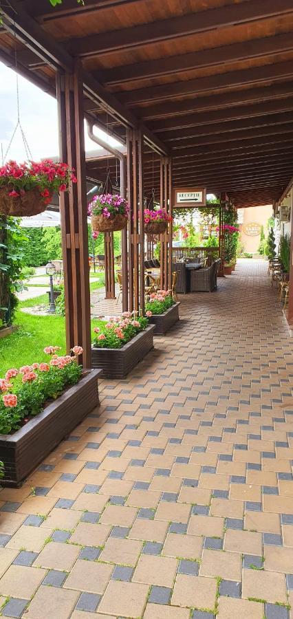 Hotel Yarus Plus Ploieşti Esterno foto