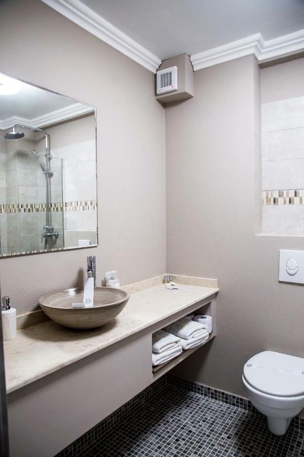 Hotel Yarus Plus Ploieşti Esterno foto