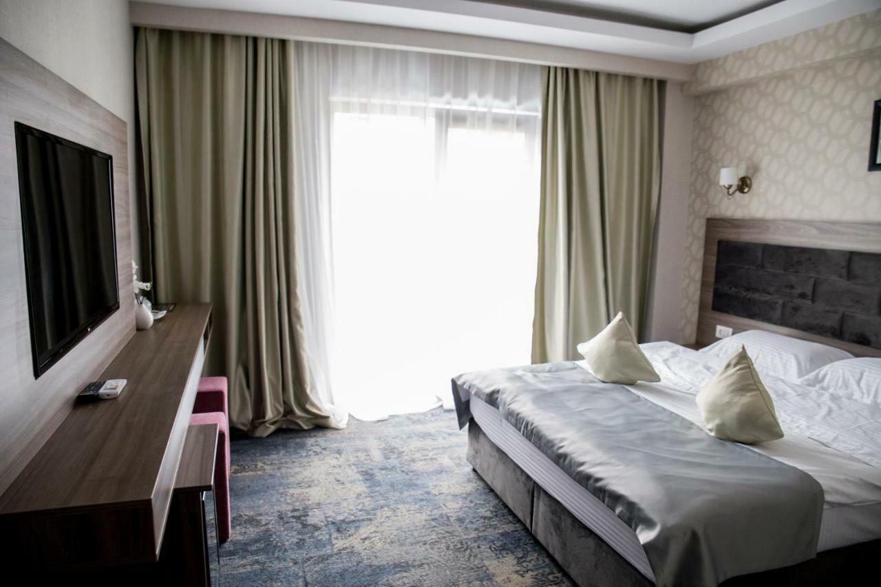 Hotel Yarus Plus Ploieşti Esterno foto