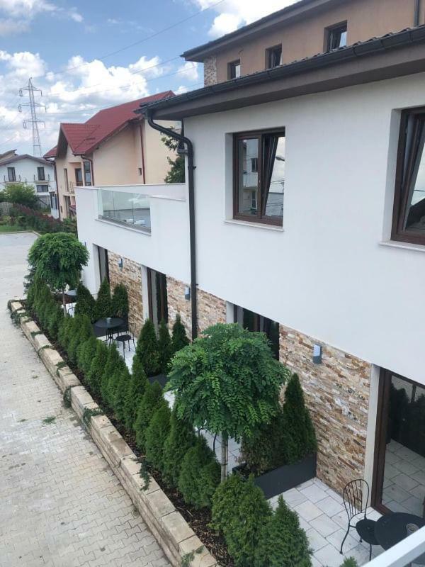 Hotel Yarus Plus Ploieşti Esterno foto