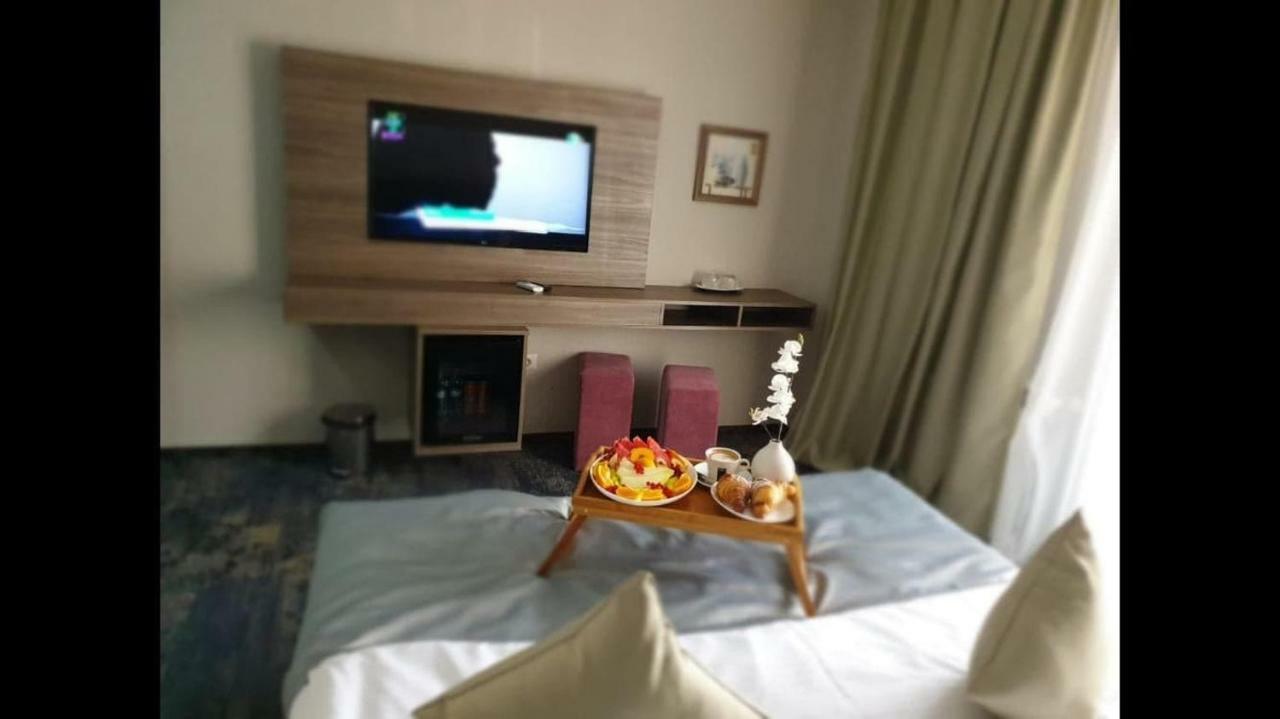 Hotel Yarus Plus Ploieşti Esterno foto