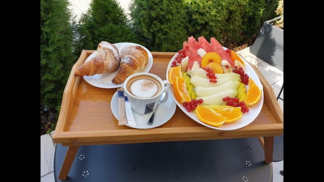 Hotel Yarus Plus Ploieşti Esterno foto