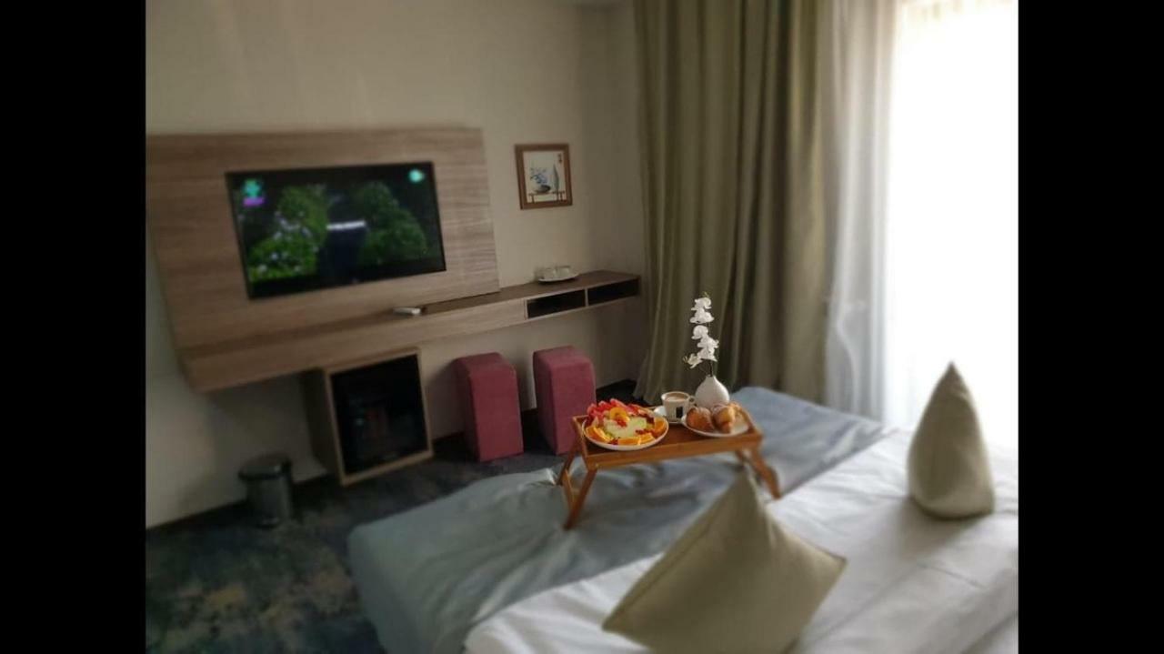 Hotel Yarus Plus Ploieşti Esterno foto