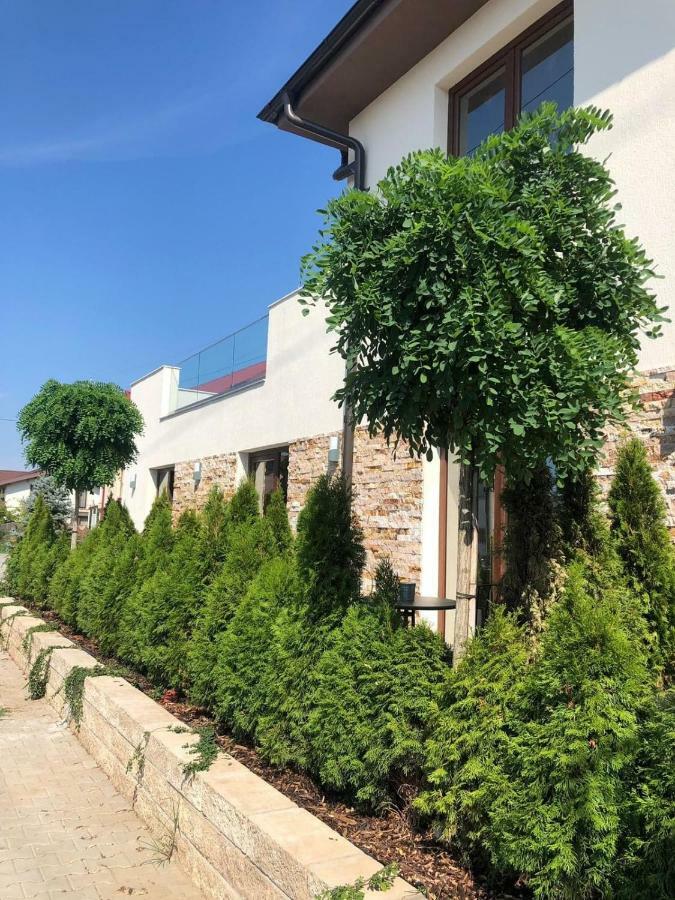Hotel Yarus Plus Ploieşti Esterno foto