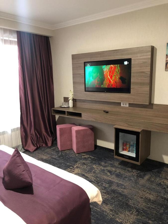 Hotel Yarus Plus Ploieşti Esterno foto