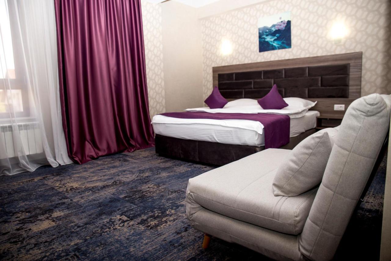 Hotel Yarus Plus Ploieşti Esterno foto