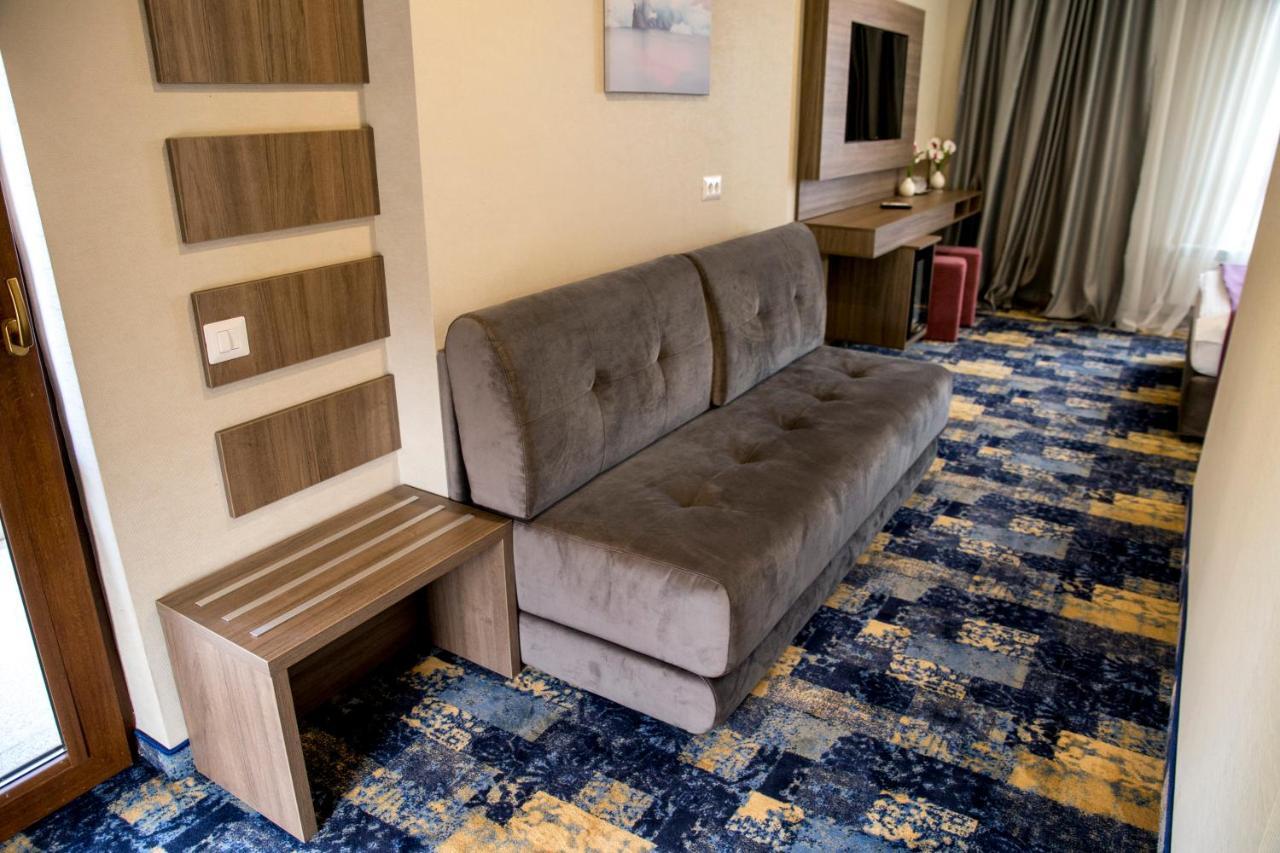 Hotel Yarus Plus Ploieşti Esterno foto
