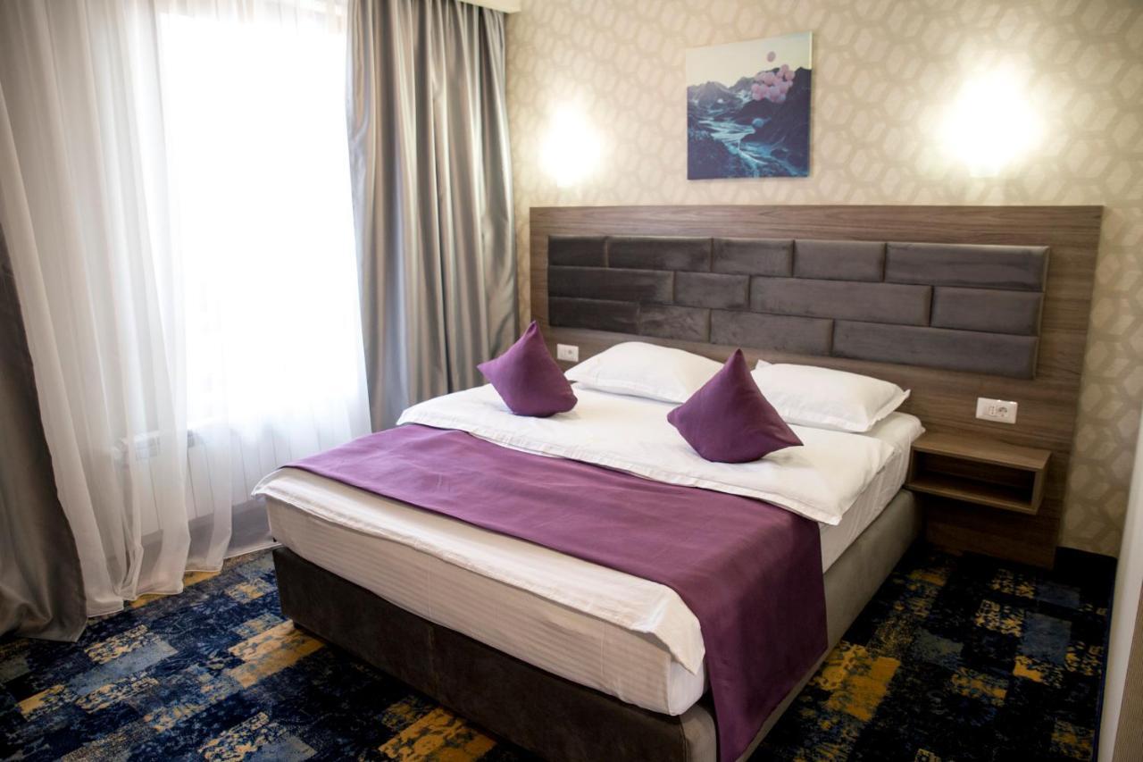 Hotel Yarus Plus Ploieşti Esterno foto