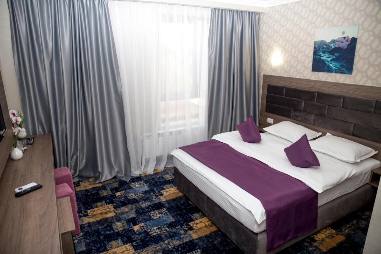 Hotel Yarus Plus Ploieşti Esterno foto