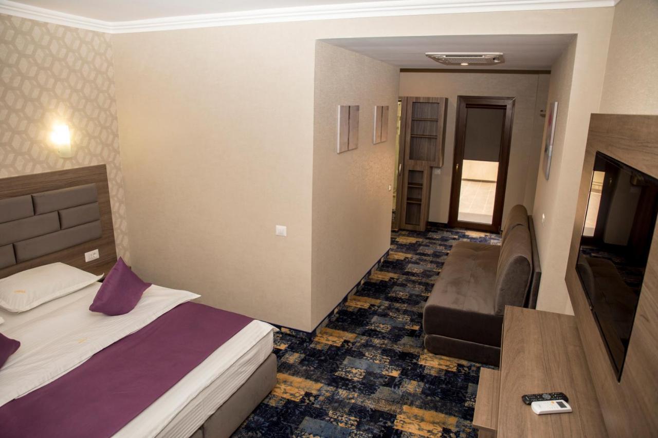 Hotel Yarus Plus Ploieşti Esterno foto