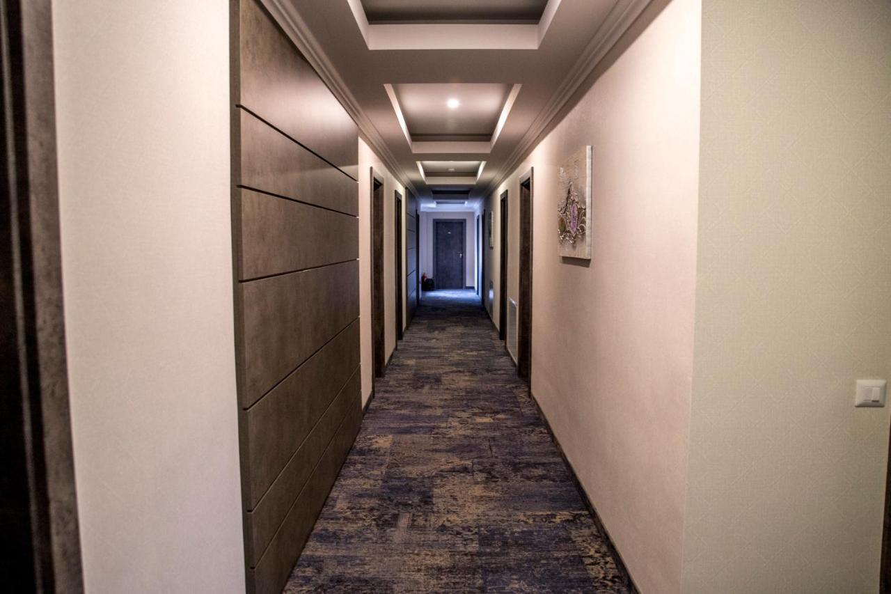 Hotel Yarus Plus Ploieşti Esterno foto