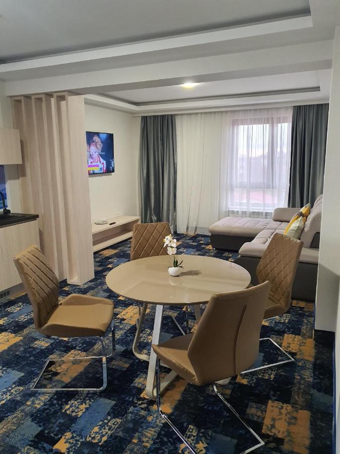 Hotel Yarus Plus Ploieşti Esterno foto