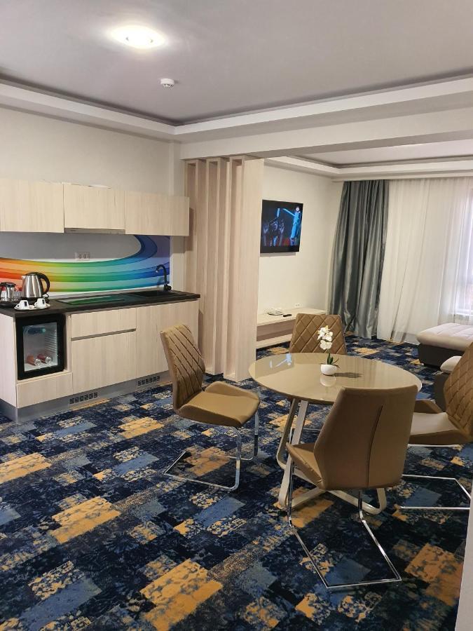 Hotel Yarus Plus Ploieşti Esterno foto