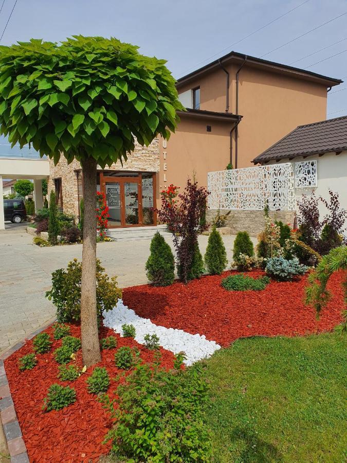 Hotel Yarus Plus Ploieşti Esterno foto
